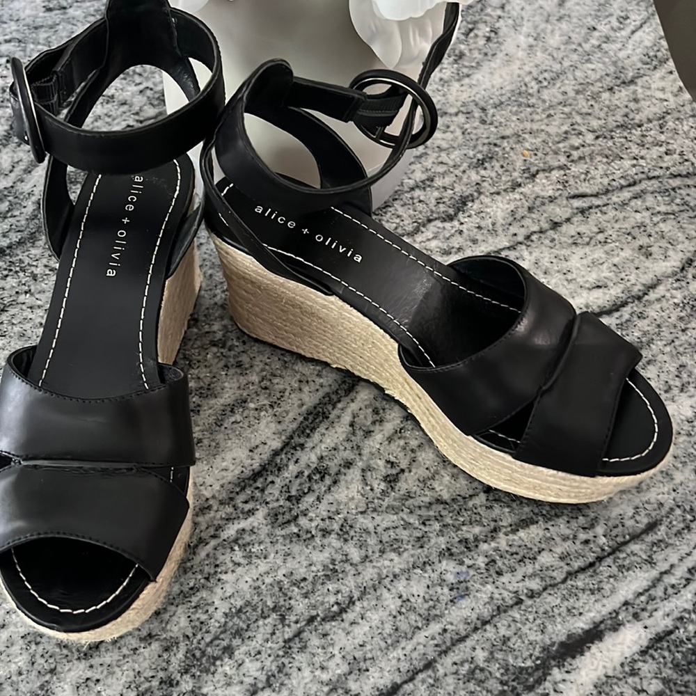 NEW Alice -+ Olivia Womans shoes peep toe wedges. Sz 39 (8.5)